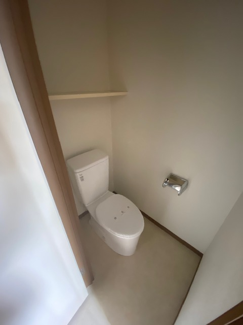 トイレ　落ち着いた色調のトイレです