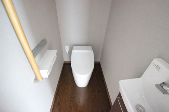 トイレ　※写真は別号室です