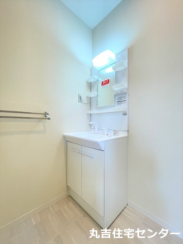 洗面設備　洗面台新品♪シャワー付きで朝の身支度やちょっとした洗い物…