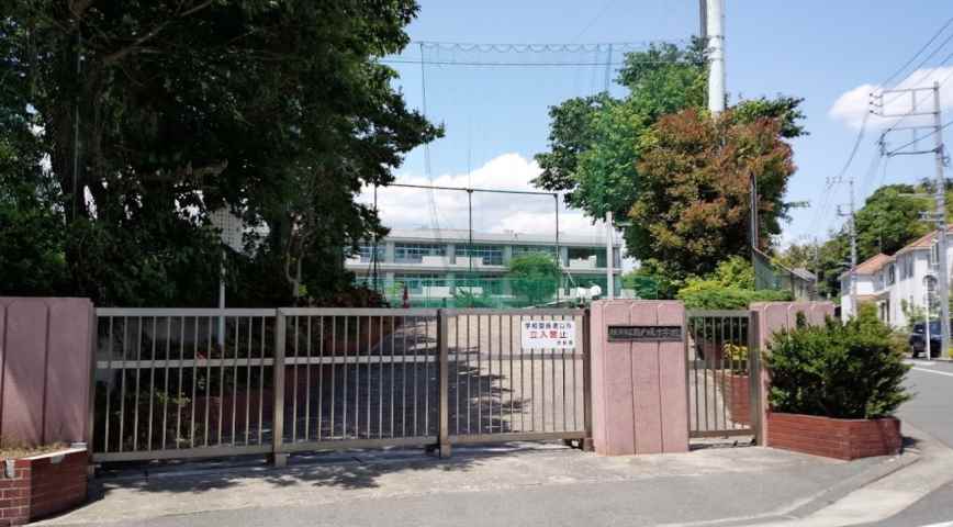 中学校　横浜市立南戸塚中学校（中学校）まで746m