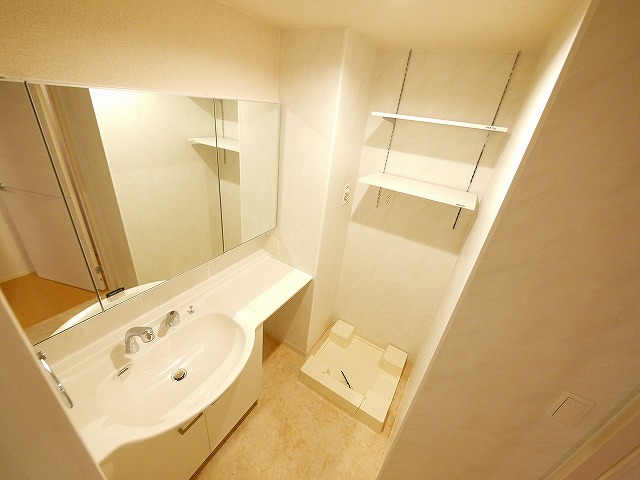 洗面設備　明るい洗面所です