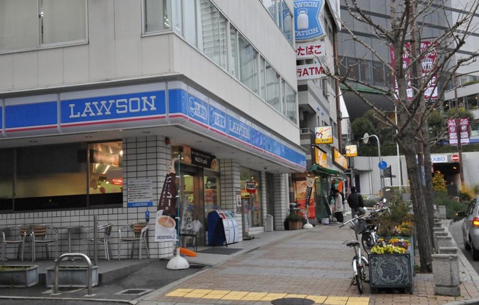 コンビニ　ローソン（コンビニ）まで180m