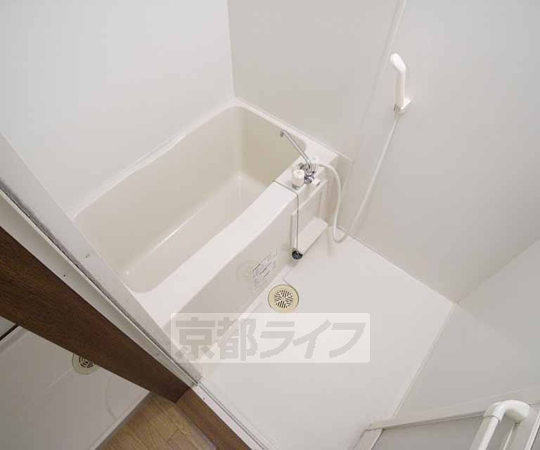 バス・シャワールーム　シャワー付きの便利なお風呂です。