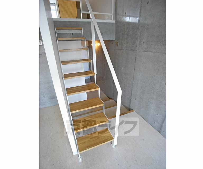 その他部屋・スペース　手すり付きで上がりやすい階段です。