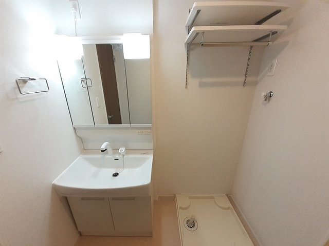 洗面設備　明るい洗面所です