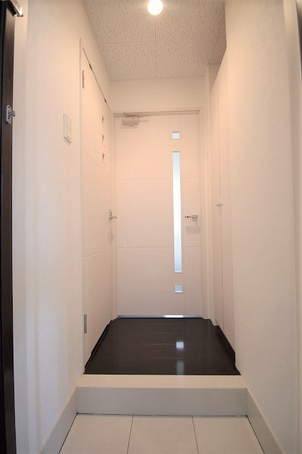 玄関　玄関まわりもスタイリッシュ：階数によって色味異なります