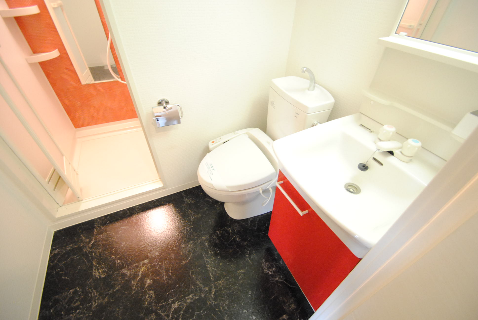 トイレ　もちろんウォシュレット：階数によって色味異なります