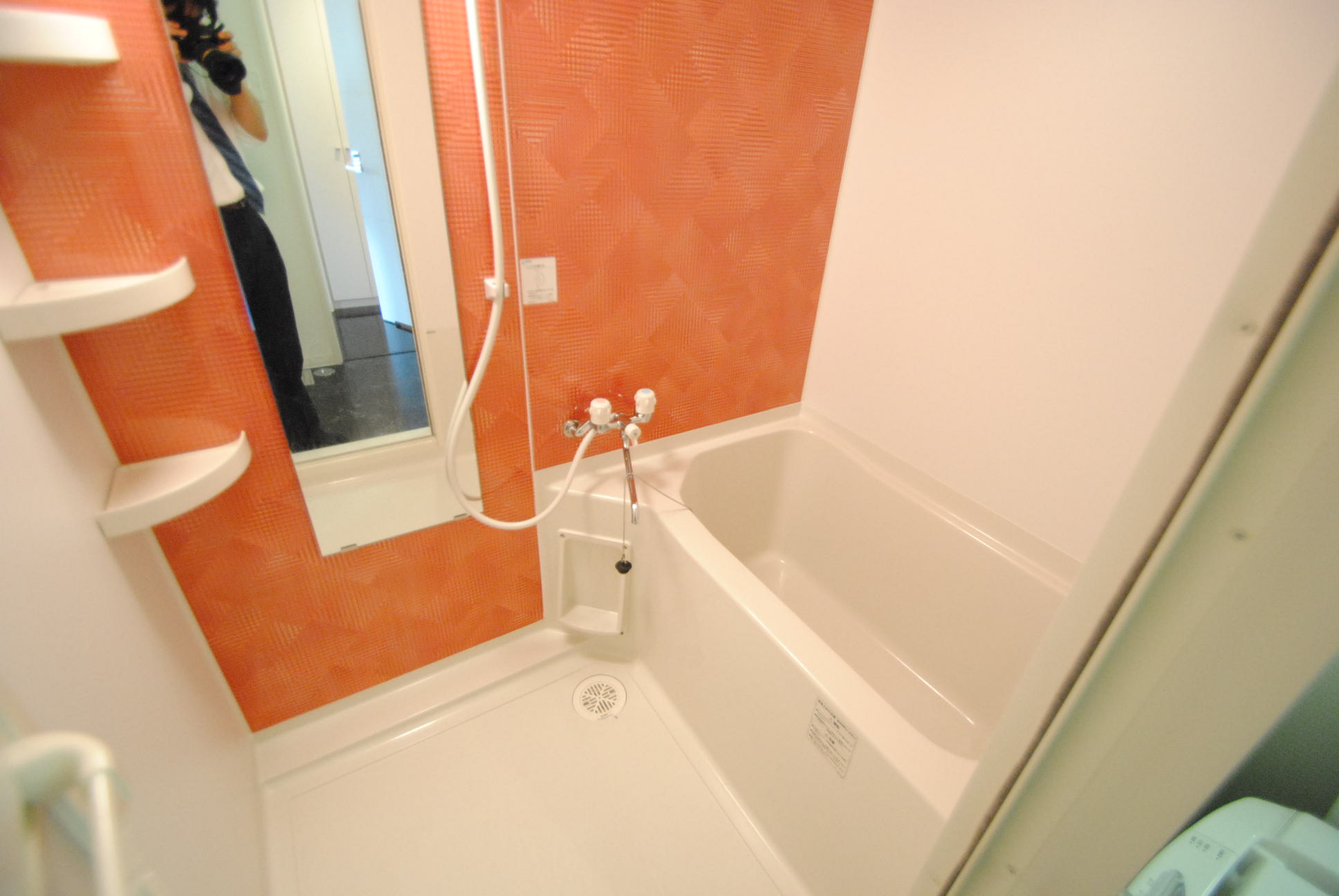 バス・シャワールーム　シャワーヘッドもこだわりです：階数によって色味異なります