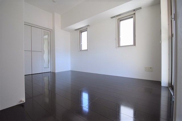 居室・リビング　デザイナーズ仕様の室内：階数によって色味異なります