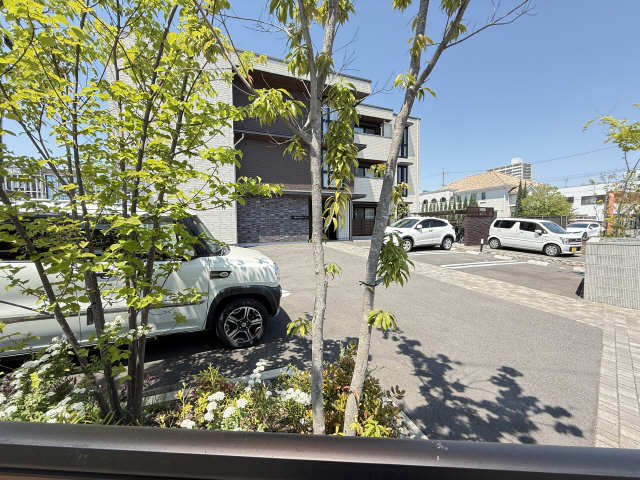 駐車場　植栽の緑が敷地を鮮やかに彩ります