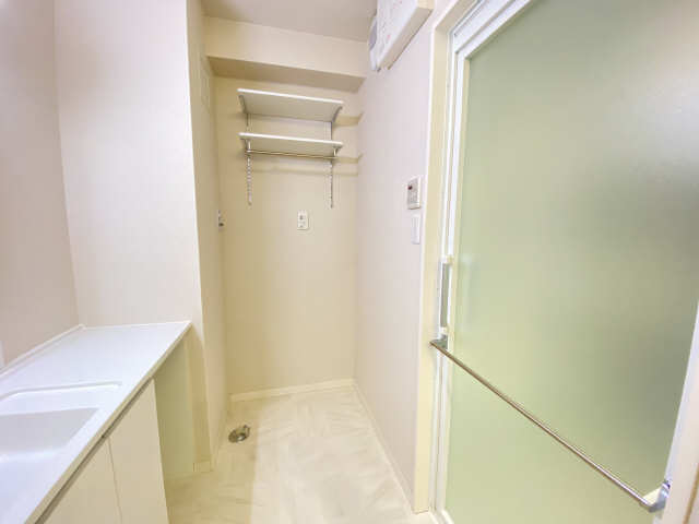 その他部屋・スペース　上部には稼働棚とハンガーバー完備で洗濯効率アップ