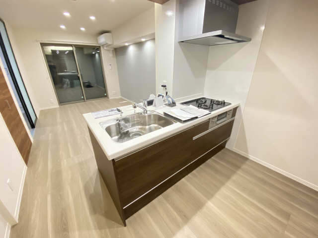 キッチン　開放的な対面キッチンを採用　家族の会話も弾みます