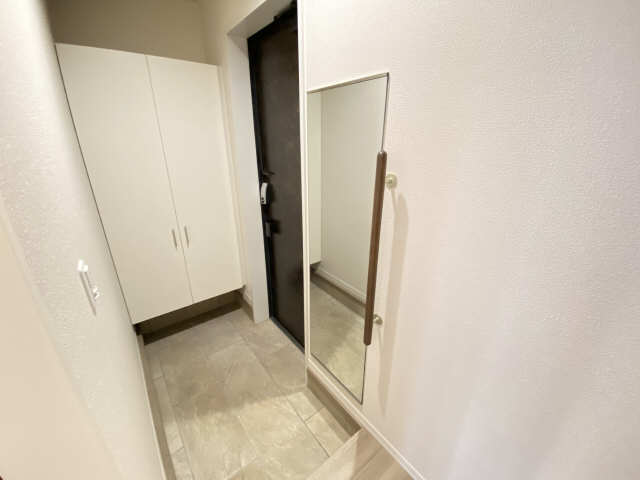 玄関　高級感あるタイル貼りの広々玄関土間　姿見と手摺もご用意