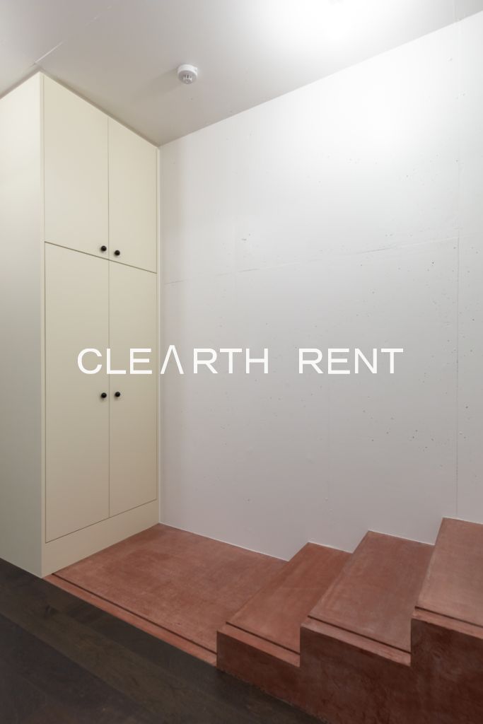 玄関　長屋住居となっており、共用部を通らずアクセスが可能です。