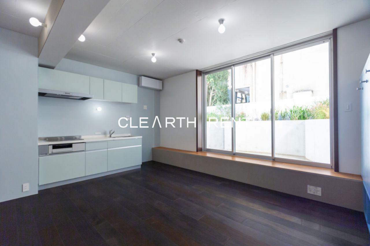 居室・リビング　緑豊かな庭を持つ、カラフルで楽しい住まい。