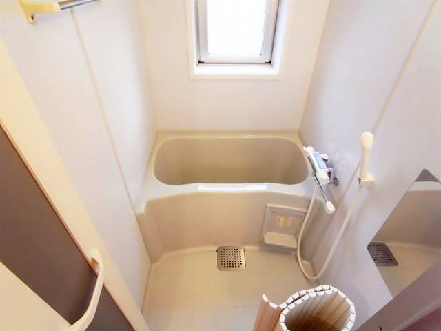バス・シャワールーム　窓付きで換気できるお風呂