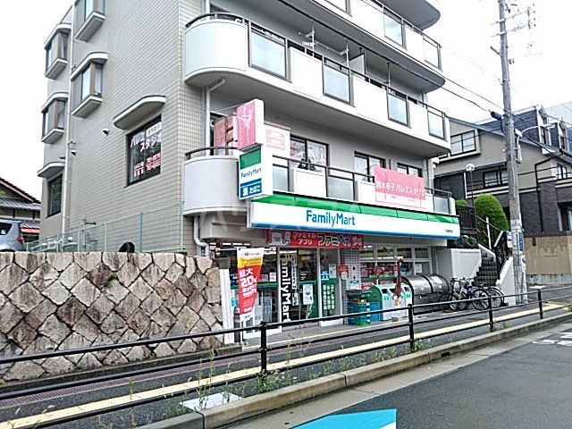 コンビニ　ファミリーマート牧落駅前店（コンビニ）まで437m