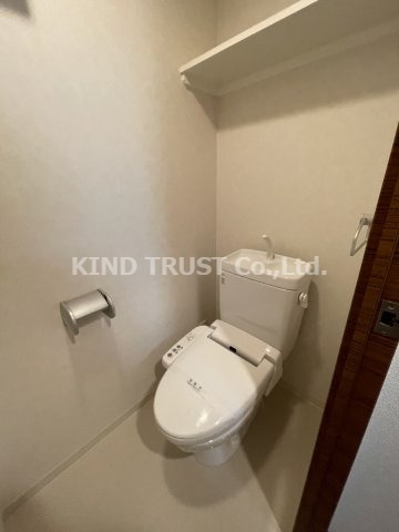 トイレ　落ち着いた色調のトイレです