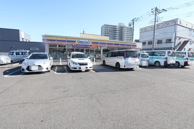 コンビニ　ミニストップ　小山本郷店（コンビニ）まで400m