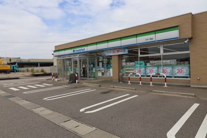 コンビニ　ファミリーマート（コンビニ）まで416m