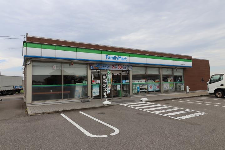 コンビニ　ファミリーマート（コンビニ）まで2056m