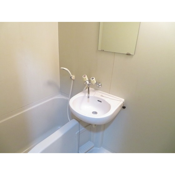 バス・シャワールーム　コンパクトで使いやすいお風呂です