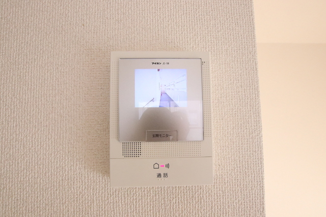セキュリティ　来客時に便利なモニター付インターホンです♪