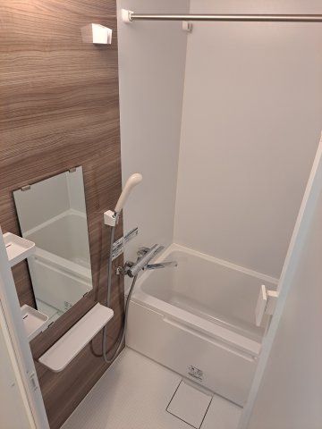 バス・シャワールーム　ゆっくり足をのばして入れます