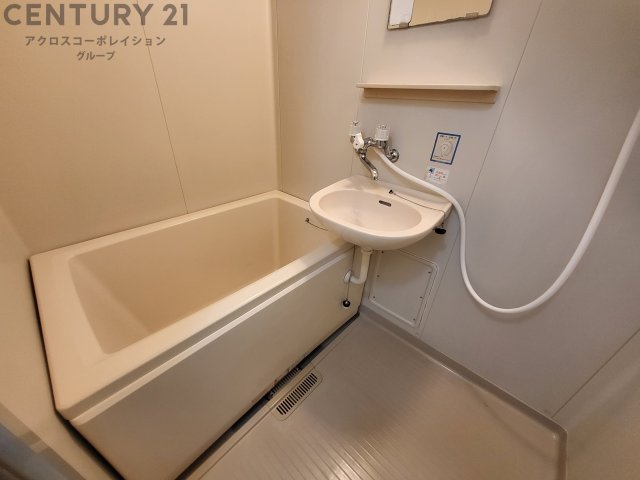 バス・シャワールーム　お風呂に洗面台があって便利です。