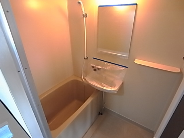 バス・シャワールーム　お風呂・トイレ別々のセパレートです