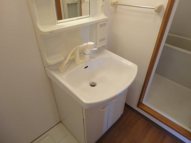 洗面設備　掲載写真は同型の左右反転の部屋を掲載しております。仕様等が異