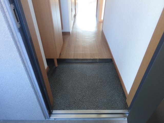 玄関　掲載写真は同型の左右反転の部屋を掲載しております。仕様等が異