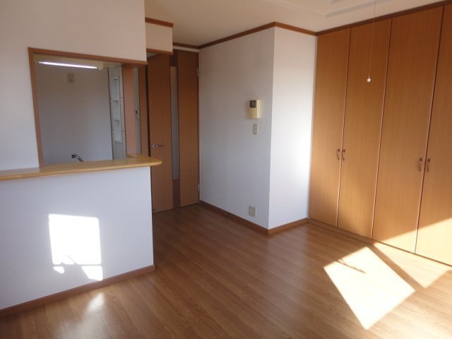 居室・リビング　掲載写真は同型の左右反転の部屋を掲載しております。仕様等が異