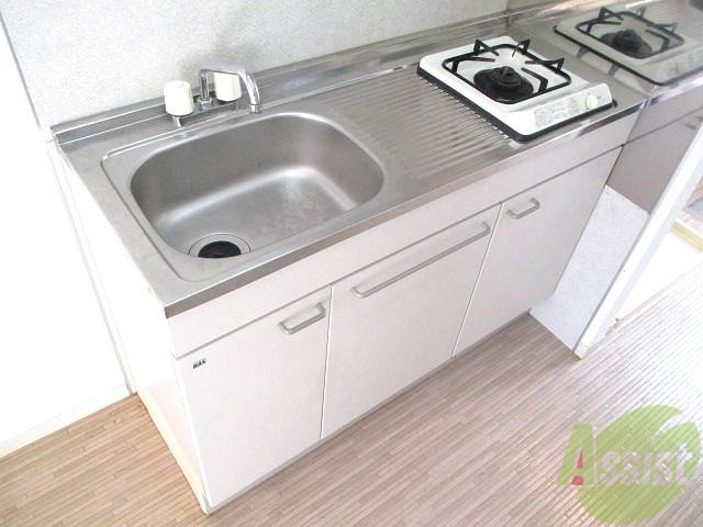 キッチン　一口ガスコンロのコンパクトながらも本格システムキッチン。