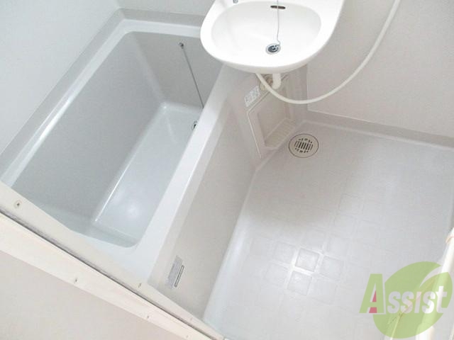 バス・シャワールーム　清潔感のある白いお風呂です。一日の疲れを癒しましょう