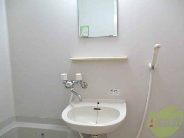 洗面設備　洗面台はお風呂と仲良しのタイプです。お掃除一緒に済ませよう