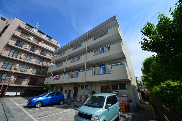 建物外観　★程よい緑に囲まれた、居心地の良い物件です★