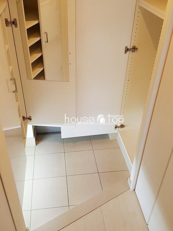 玄関　シューズボックスもあるので靴をたくさん収納できますよ♪