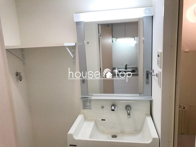 洗面設備　ロビーにはソファーもあり防犯カメラやオートロック完備ですよ♪