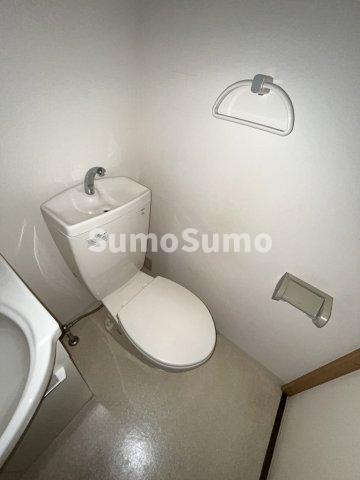 トイレ　落ち着いた色調のトイレです