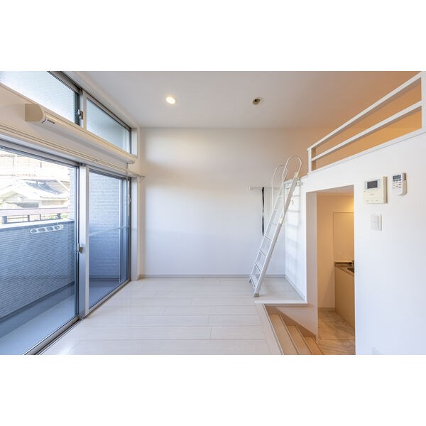 居室・リビング　洋室5.5帖　ロフト4.8帖（収納にも寝室にも使えます）