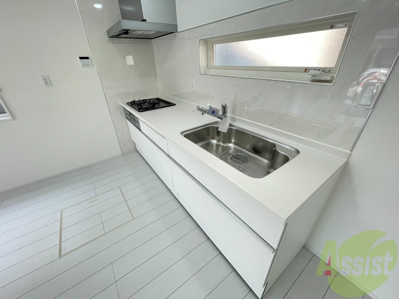 キッチン　キッチンは３口ガスコンロです。同時に調理できそうですね。