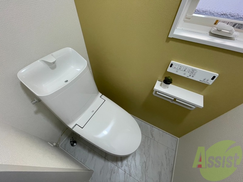 トイレ　ウォシュレット機能がついているので安心ですね。