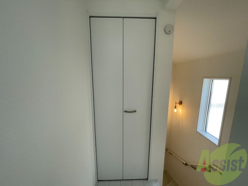 収納　階段を上がってすぐのところにある収納のお写真です！