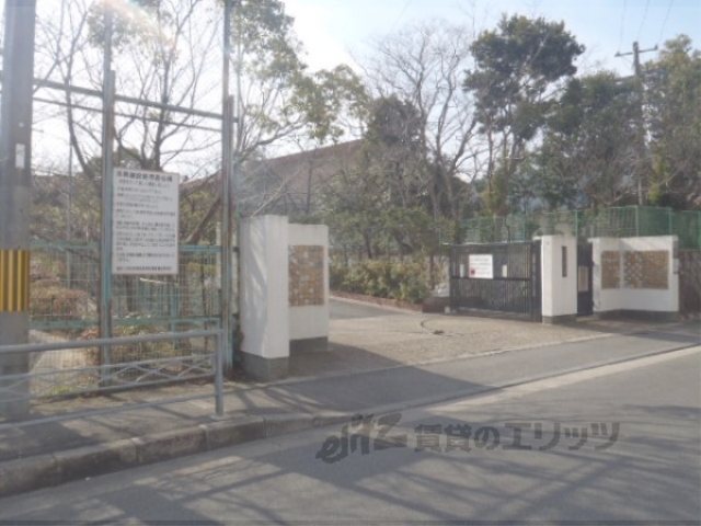 小学校　新林小学校（小学校）まで870m