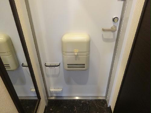 玄関　玄関は人感センサーライトで自動点灯します☆