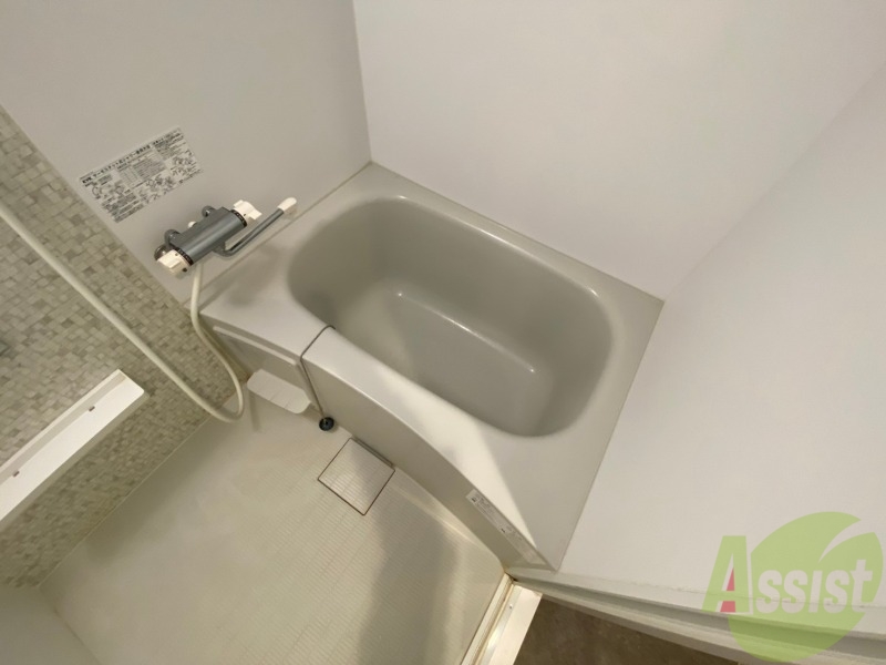 バス・シャワールーム　バスルームは狭すぎず、シャワーも浴びやすそうです。