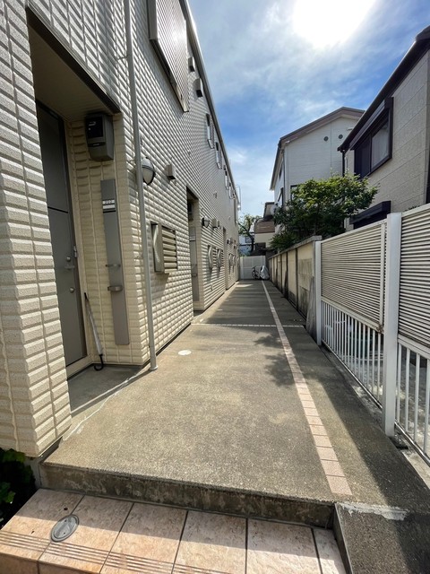 ロビー　玄関へ