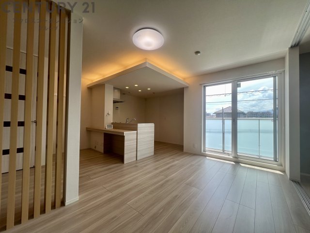 居室・リビング　バルコニーに面した13.5帖のリビングです♪