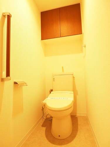 トイレ　手すり付きのトイレ　温水洗浄機能付き便座